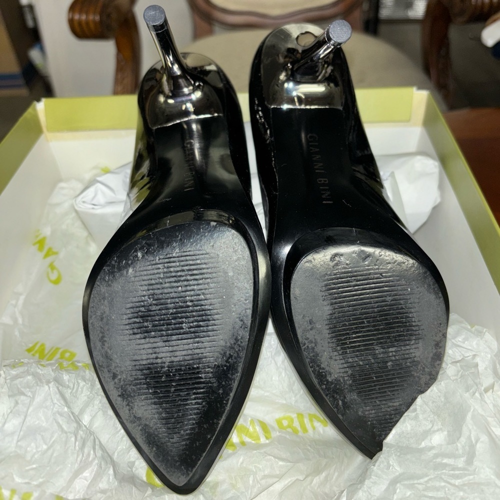 Gianni Bini Black and Gold Pumps Size 7.5 - Picture 2 of 2
